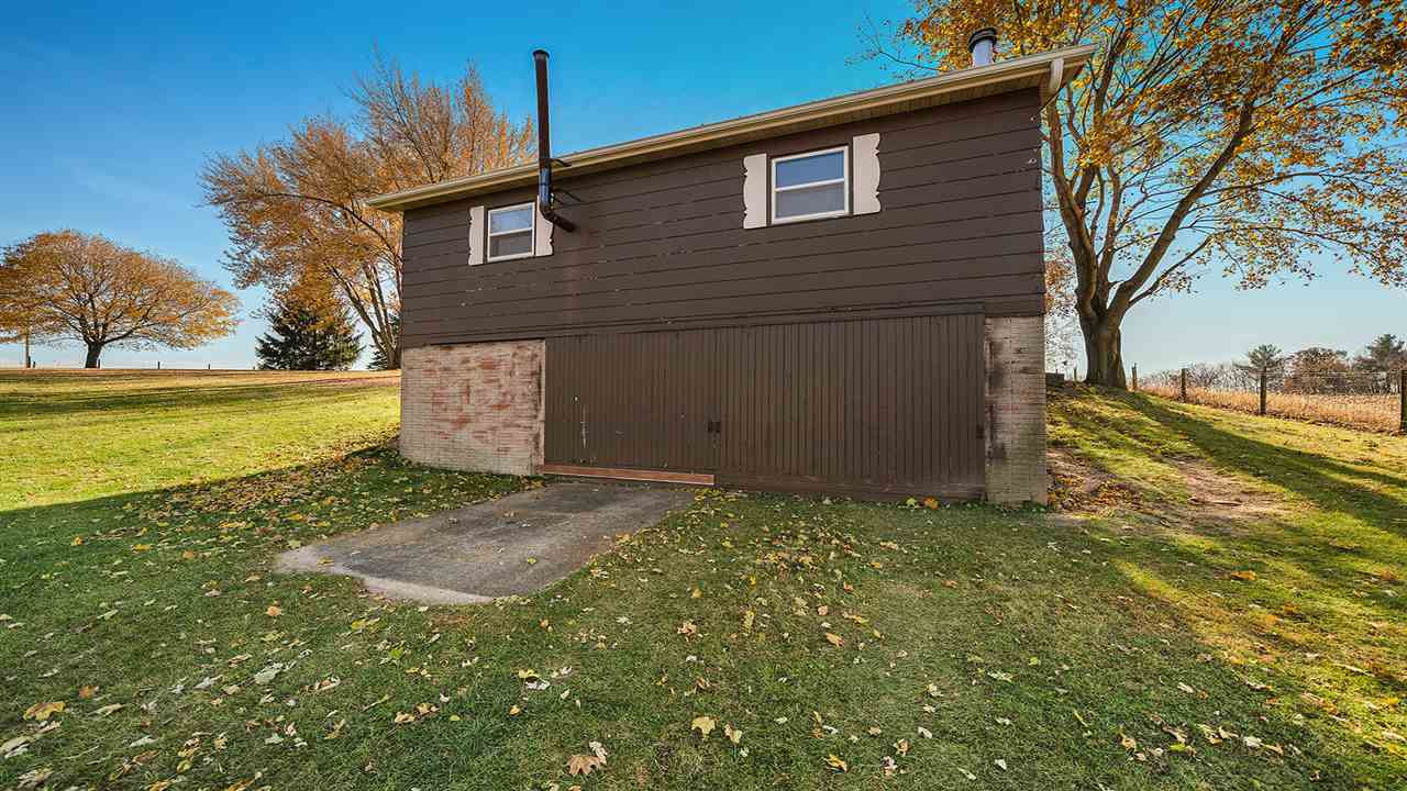 1989 Grand Detour Road Dixon, IL 61021 - Photo 37 of 39 a backyard of a house