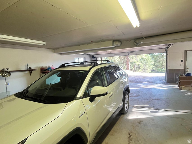 2498 West Silverado Ridge Alton, UT 84710 - Photo 23 of 51 View of garage
