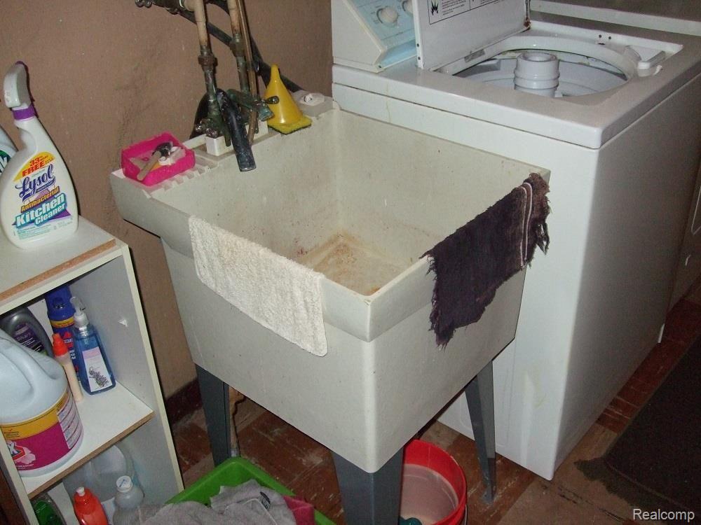 9406 Ruth Avenue Allen Park, MI 48101 - Photo 27 of 31 FIBREGLASS LAUNDRY TUB.