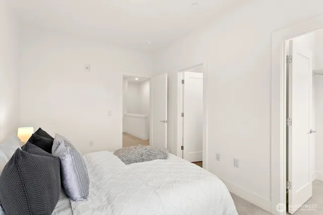 $3,250 | 117 Wells Avenue South, Unit E, Renton, WA 98057