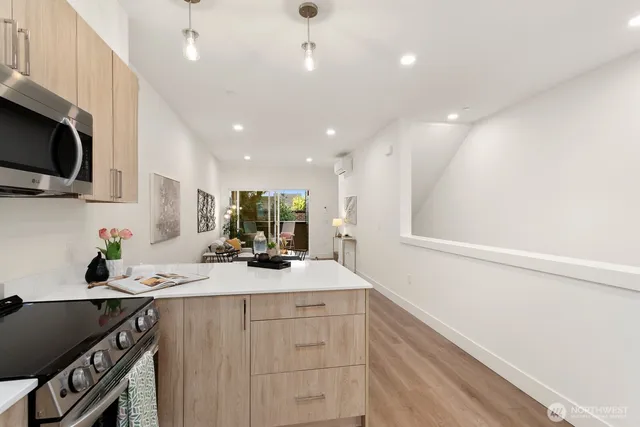 $3,250 | 117 Wells Avenue South, Unit E, Renton, WA 98057