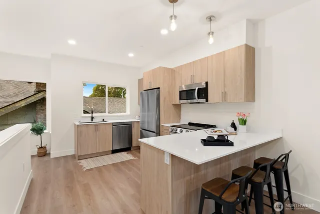 $3,250 | 117 Wells Avenue South, Unit E, Renton, WA 98057