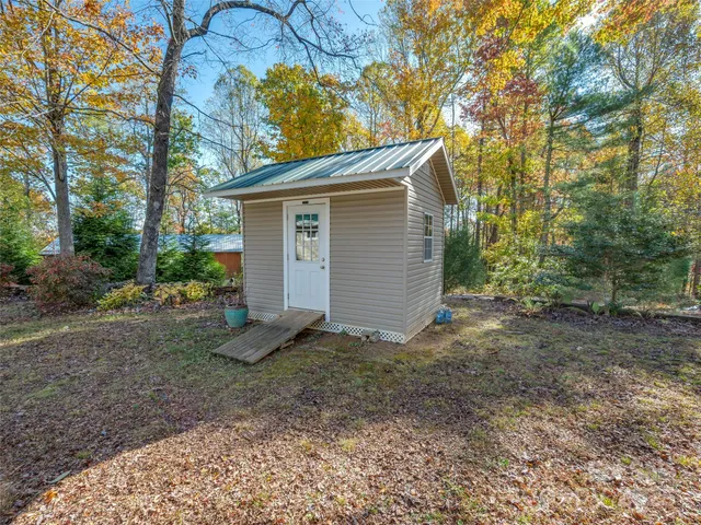 a view of a house with backyard