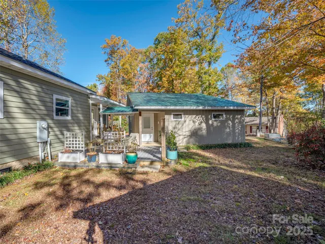 a view of a house with backyard and sitting area
