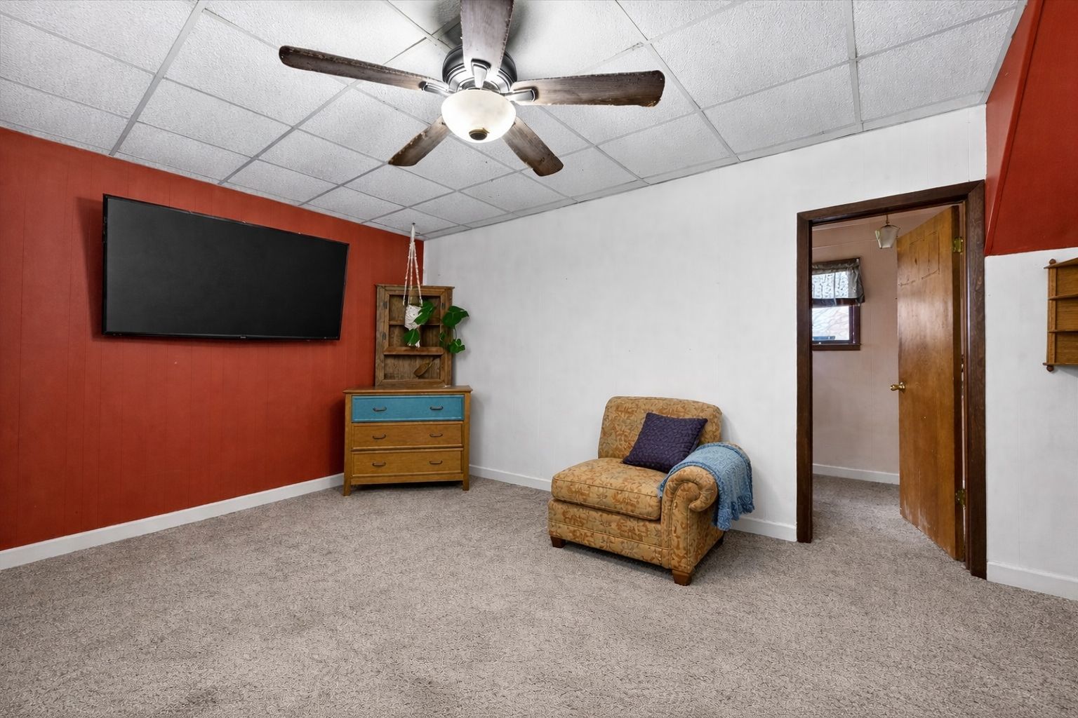 835 North 6th Avenue Canton, IL 61520 - Photo 5 of 14 a room with furniture and a flat screen tv