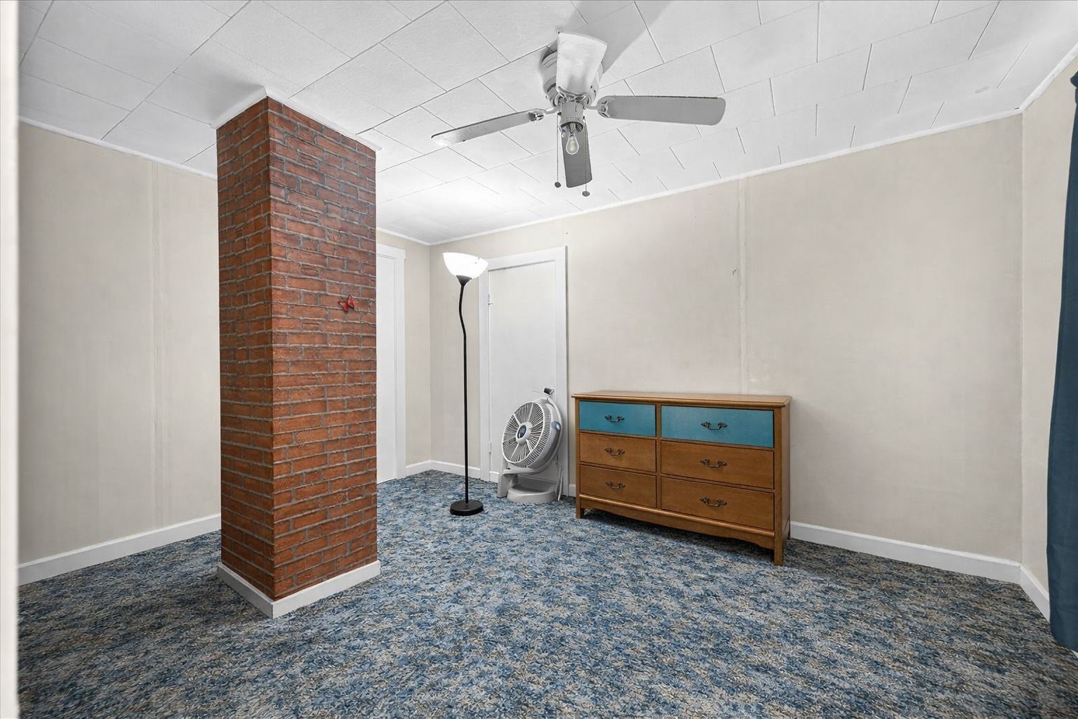 835 North 6th Avenue Canton, IL 61520 - Photo 6 of 14 an empty room with a door