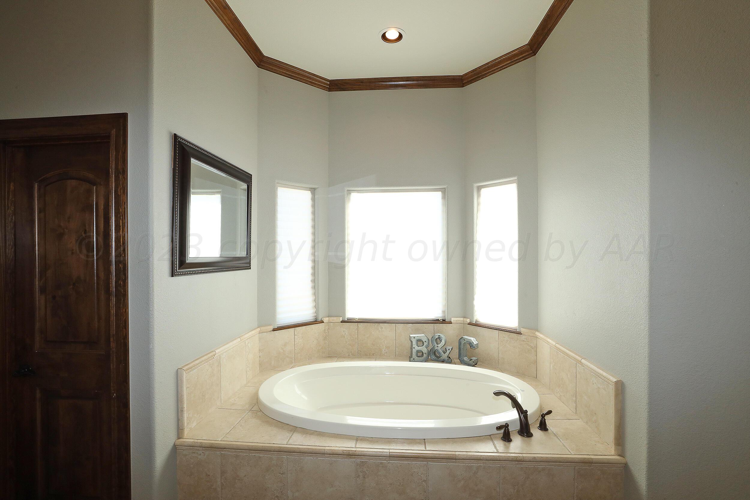 6700 West Lake View Road Amarillo, TX 79118 - Photo 17 of 38 Master Bathtub