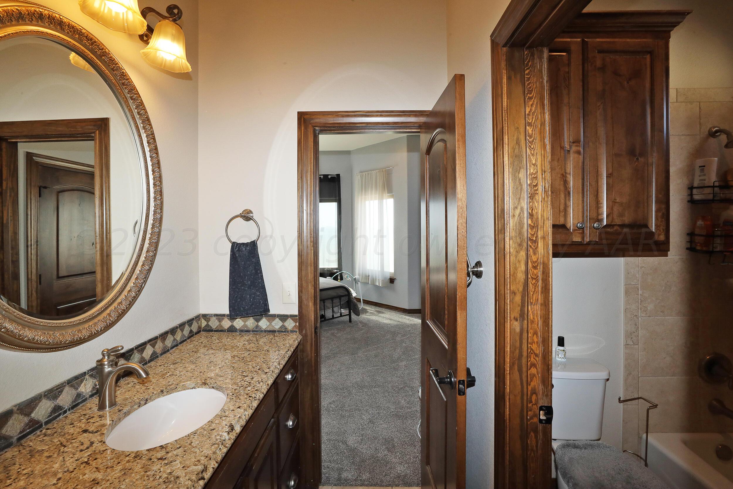 6700 West Lake View Road Amarillo, TX 79118 - Photo 23 of 38 Jack N Jill Bath