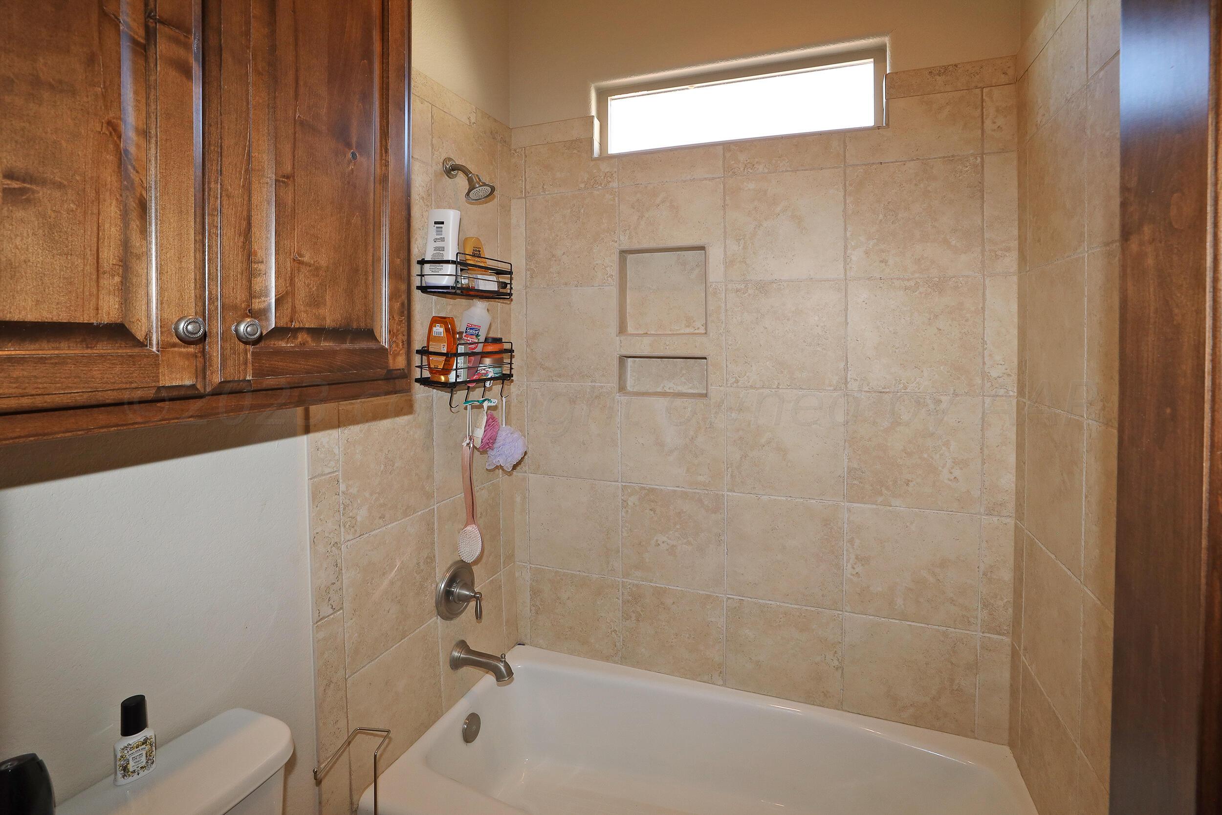 6700 West Lake View Road Amarillo, TX 79118 - Photo 25 of 38 Jack N Jill Bath3