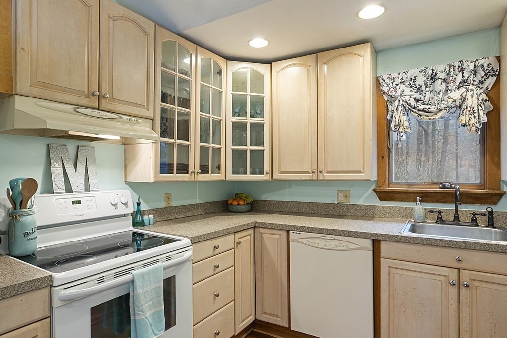 173 Dudley Road Townsend, MA 01469 - Photo 3 of 25