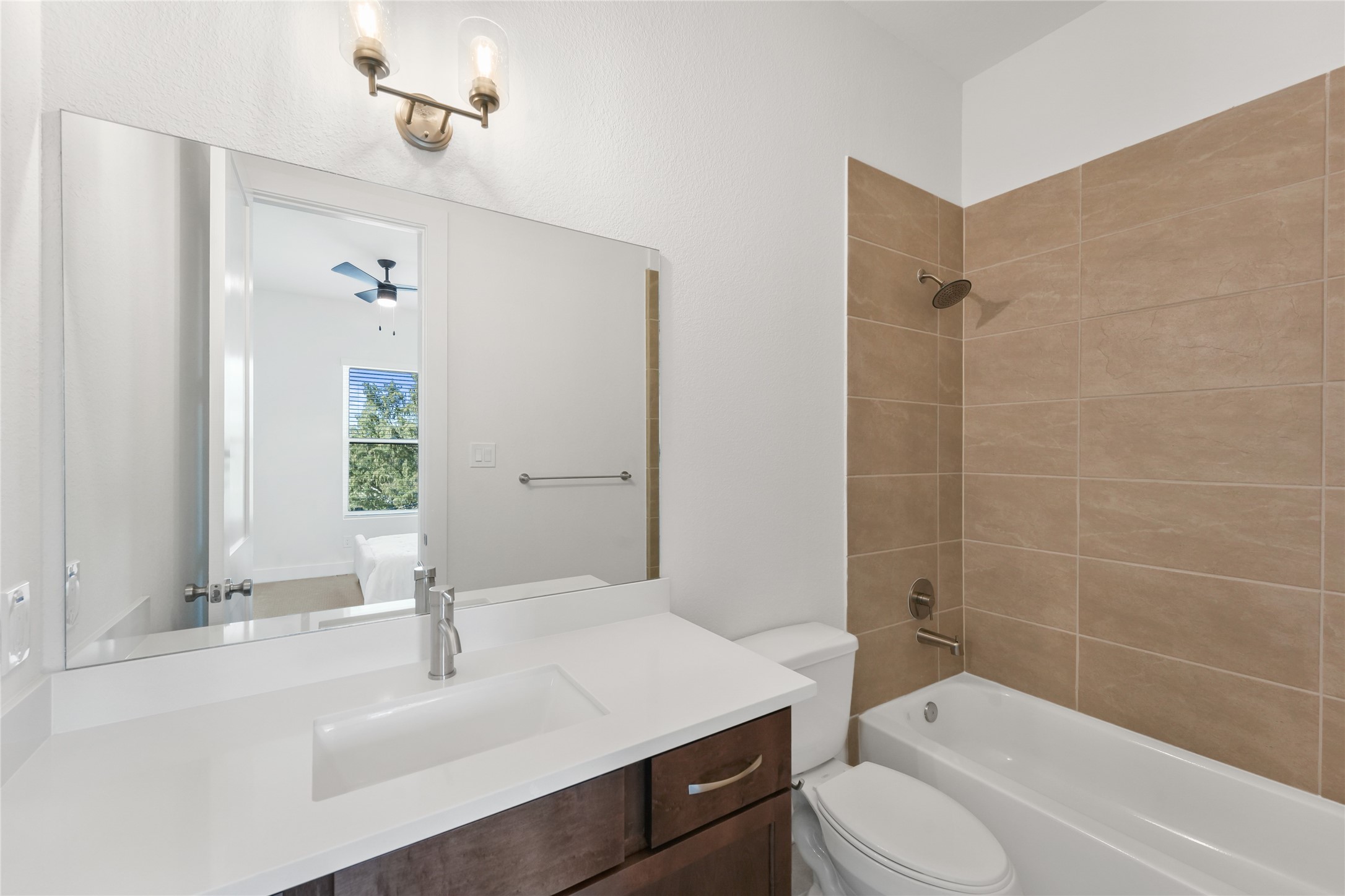 1503 Vermont Street, Unit A Houston, TX 77006 - Photo 20 of 38 En Suite Bath
