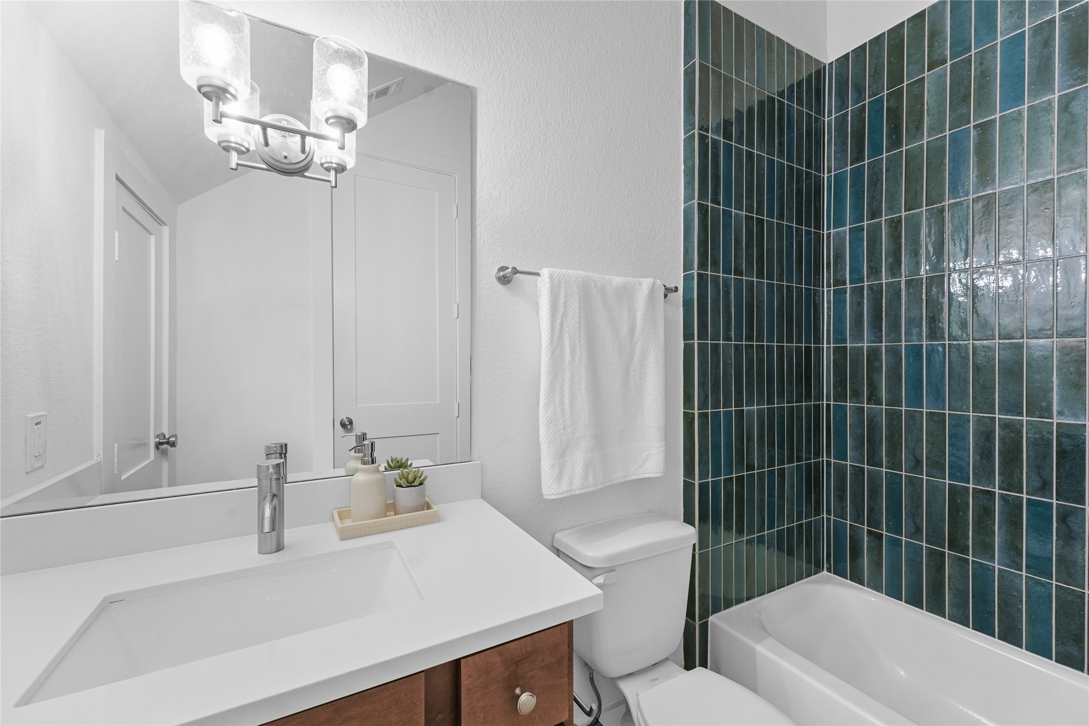 1503 Vermont Street, Unit A Houston, TX 77006 - Photo 22 of 38 En Suite Bath