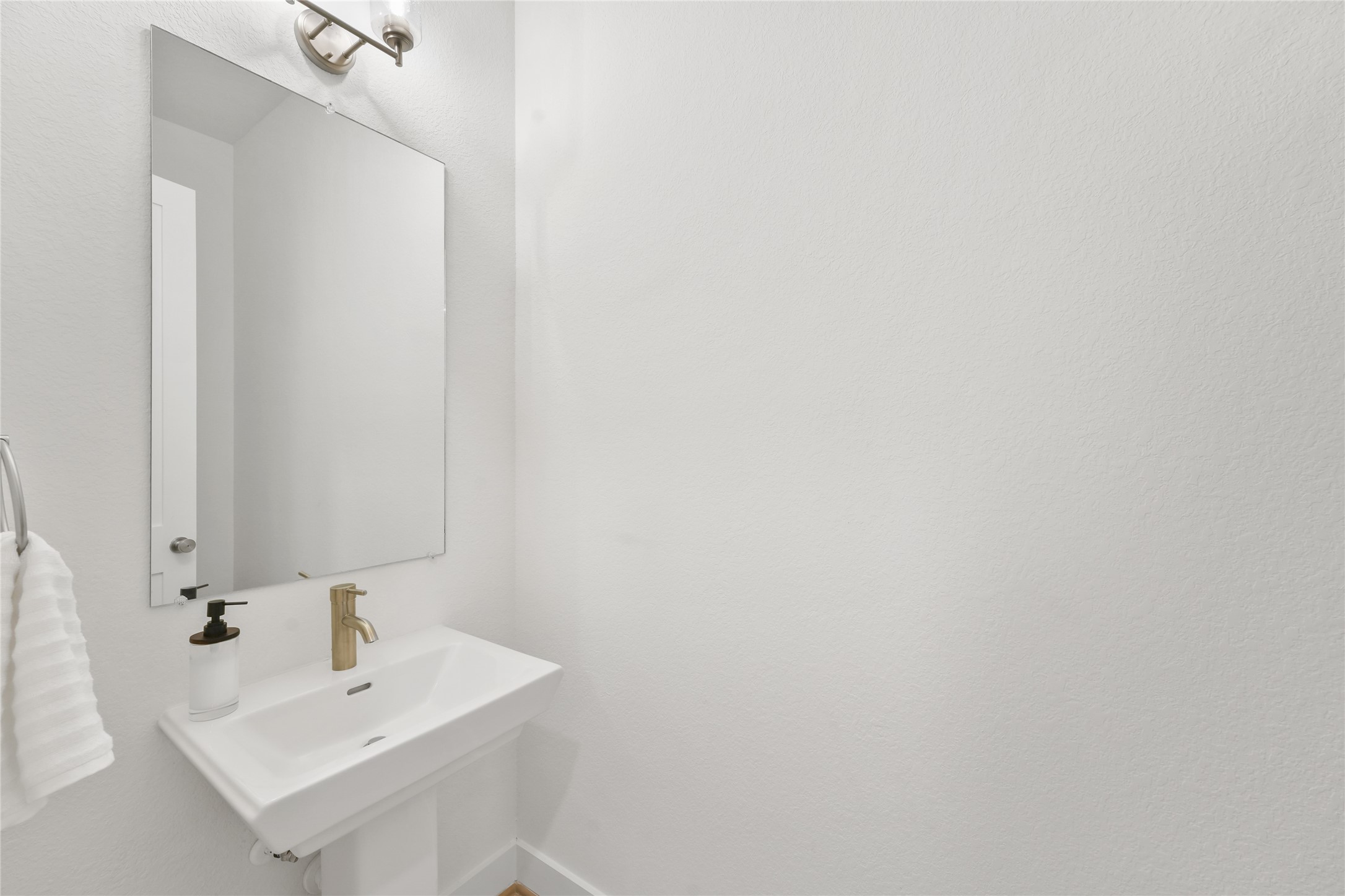 1503 Vermont Street, Unit A Houston, TX 77006 - Photo 24 of 38 Half Bath