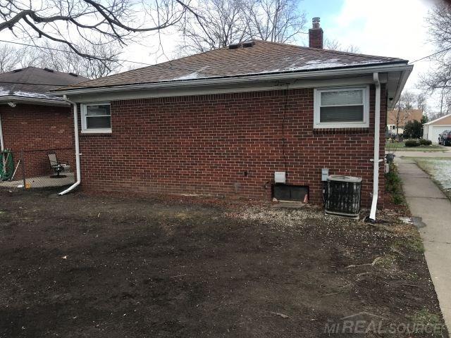 8664 Harding Ave Center Center Line, MI 48015 - Photo 4 of 19