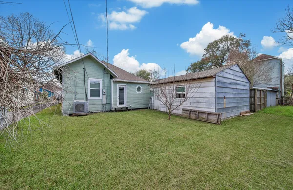 a view of a house with a backyard