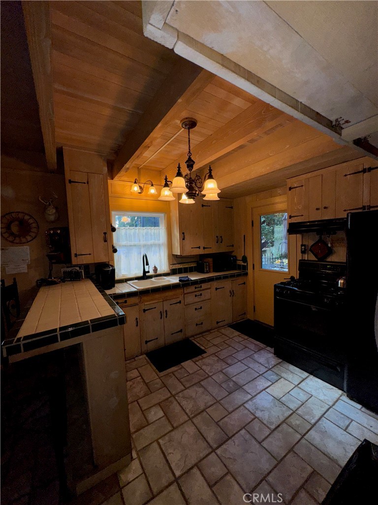 193 Hemlock Drive Lake Arrowhead, CA 92352 - Photo 7 of 15