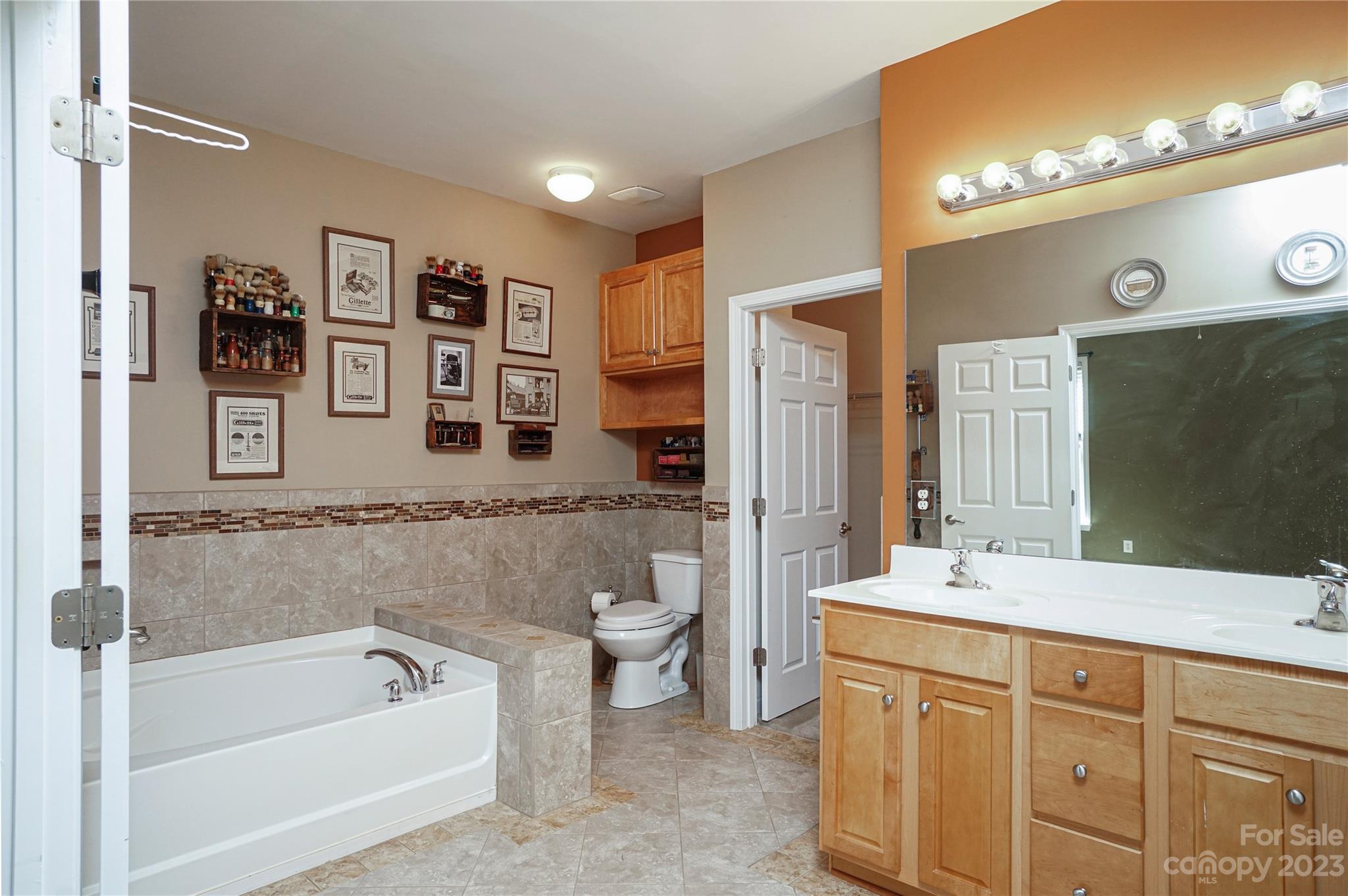 662 Amethyst Circle Fort Mill, SC 29708 - Photo 26 of 34 a bathroom with a tub a sink and mirror