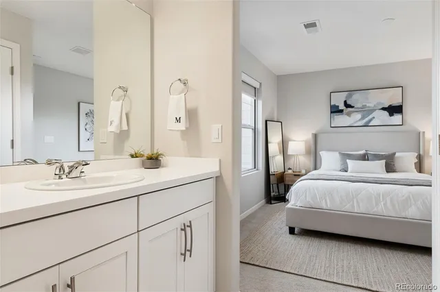 a en suite bathroom with a double vanity sink and mirror
