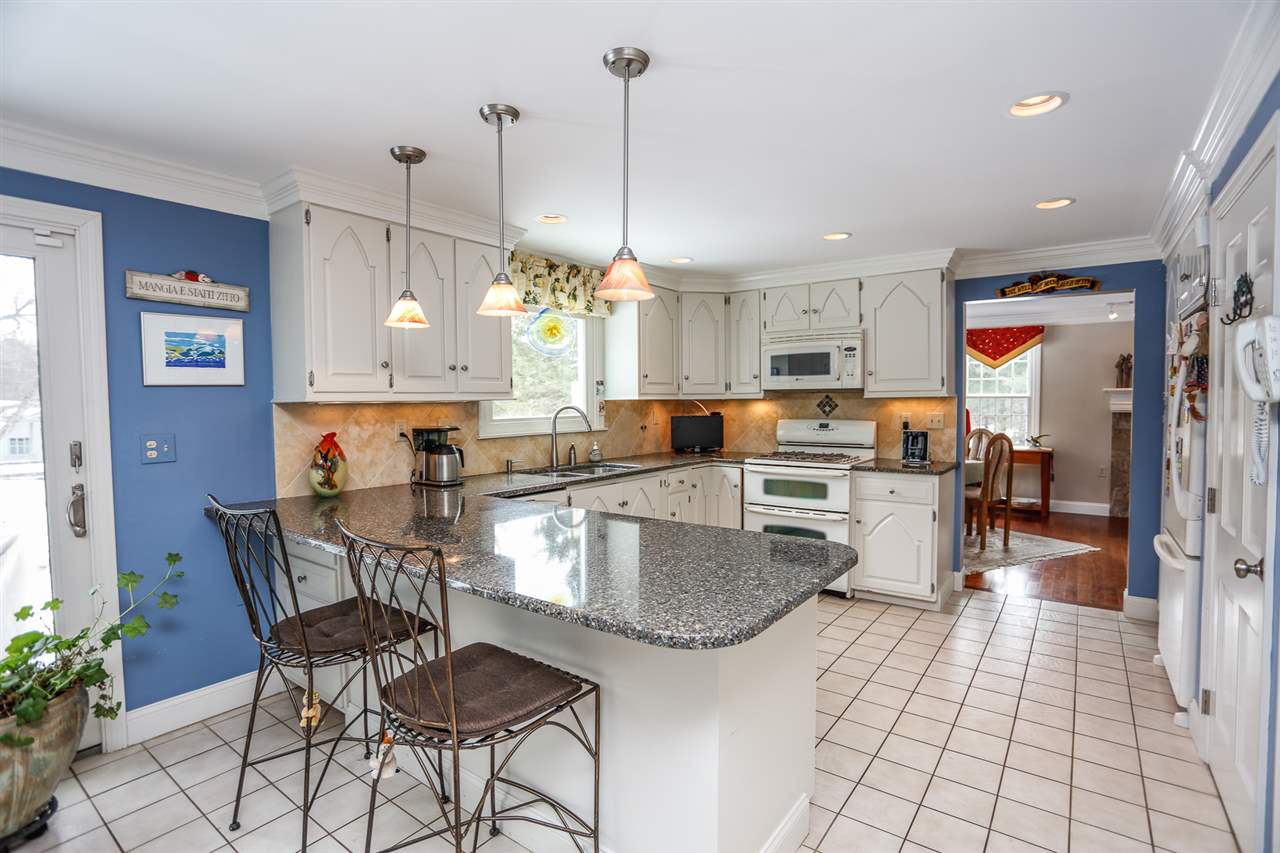 64 Jenkins Road Bedford, NH 03110 - Photo 10 of 39