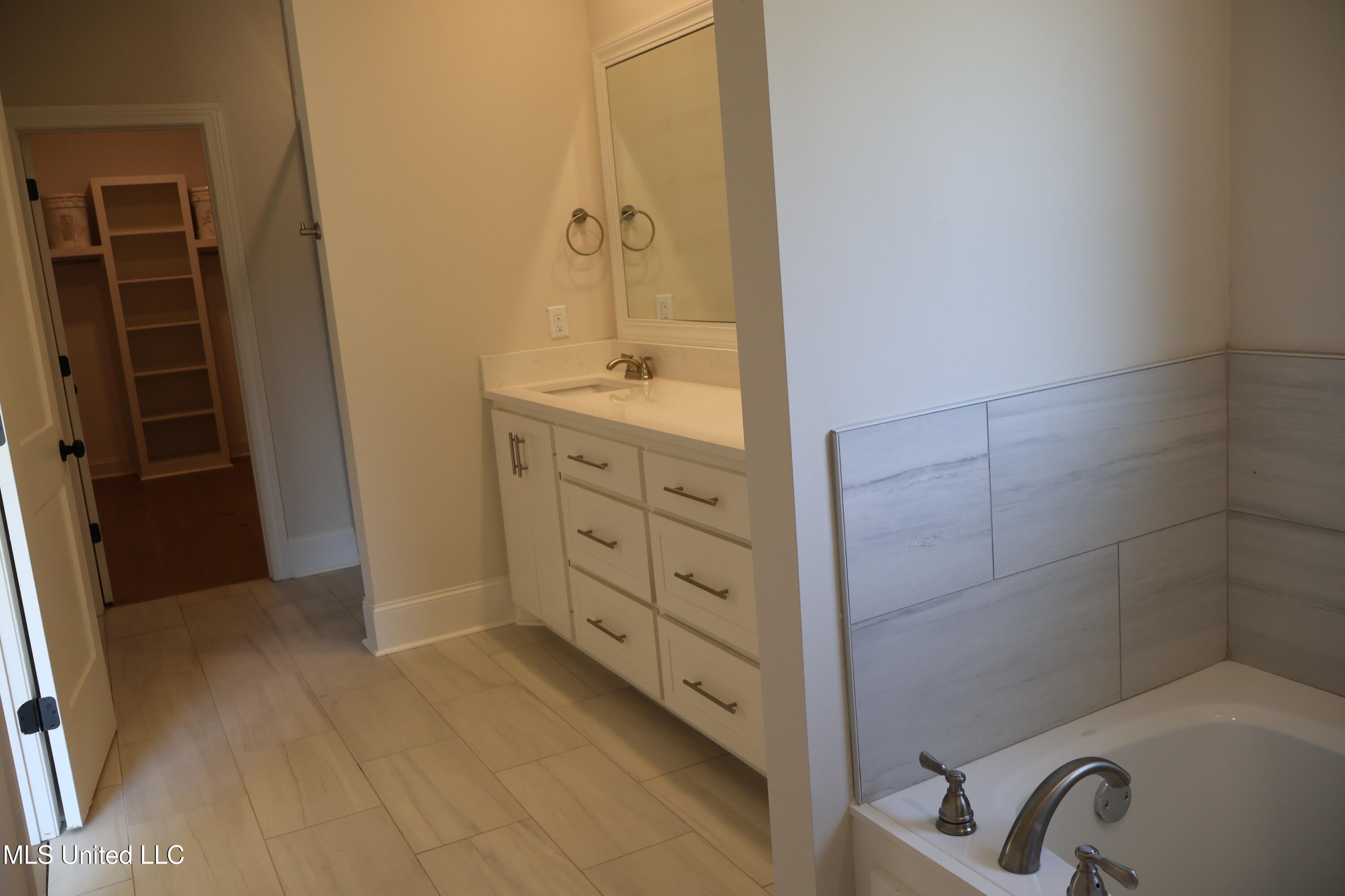 113 Southern Oak Way Canton, MS 39046 - Photo 7 of 12 113 master bath