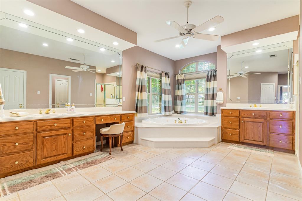 355 Beachside Drive Trinidad, TX 75163 - Photo 20 of 39 a large en suite bathroom with sink mirror and a bath tub
