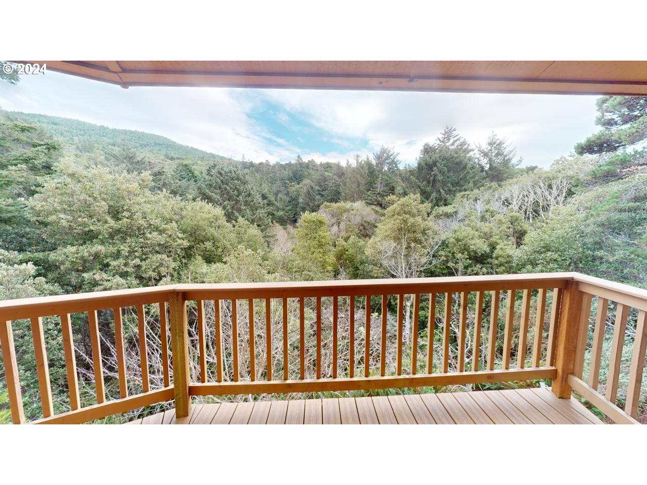 33327 Ophir Road Gold Beach, OR 97444 - Photo 17 of 32 a balcony with view of city