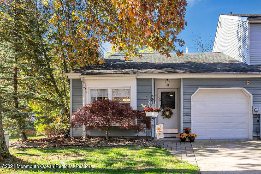 39 Bramble Lane Matawan, NJ 07747 - Photo 1 of 28 a front view of a house with garden