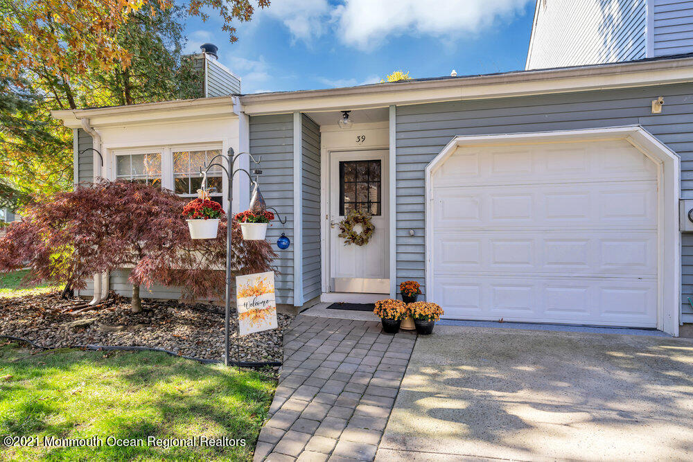 39 Bramble Lane Matawan, NJ 07747 - Photo 2 of 28 a front view of a house with garden