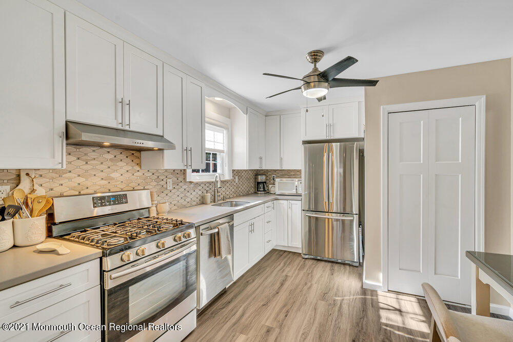 39 Bramble Lane Matawan, NJ 07747 - Photo 9 of 28 a kitchen with a stove a refrigerator and a sink