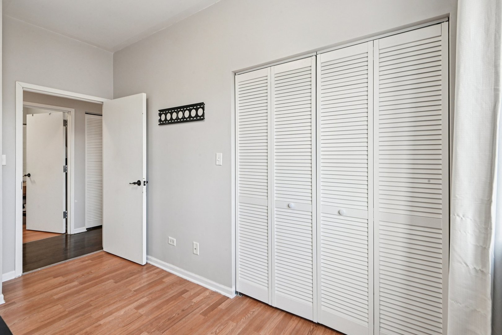 828 West 31st Street, Unit 3N Chicago, IL 60608 - Photo 17 of 29 a view of a livingroom with wooden floor