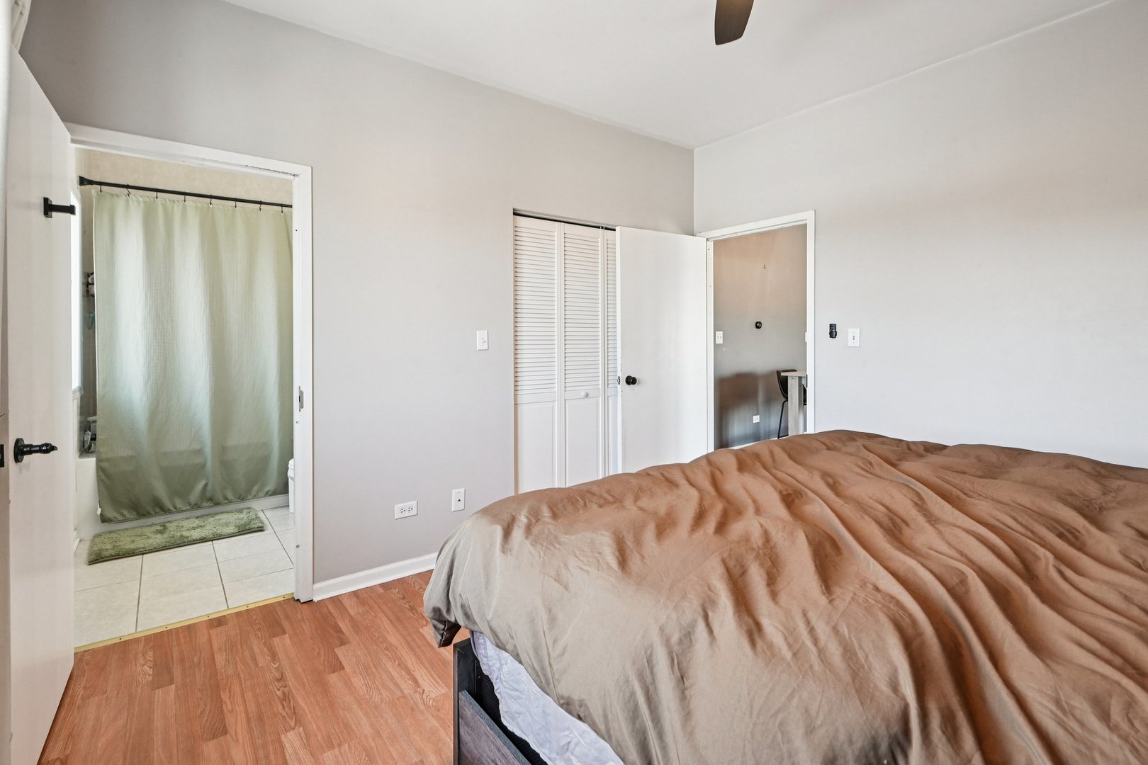 828 West 31st Street, Unit 3N Chicago, IL 60608 - Photo 22 of 29 a bedroom with a bed and a shower