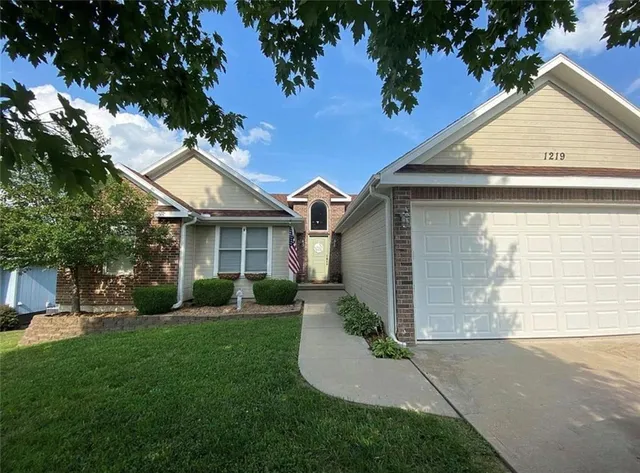 $374,900 | 1219 South Country View Lane, Warrensburg, MO 64093