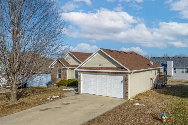 $364,900 | 1219 South Country View Lane, Warrensburg, MO 64093