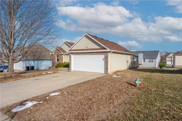 $364,900 | 1219 South Country View Lane, Warrensburg, MO 64093