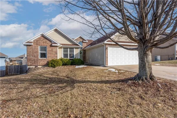 $364,900 | 1219 South Country View Lane, Warrensburg, MO 64093