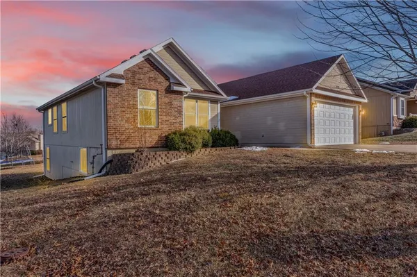 $364,900 | 1219 South Country View Lane, Warrensburg, MO 64093