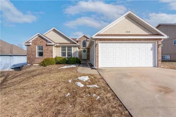 $364,900 | 1219 South Country View Lane, Warrensburg, MO 64093