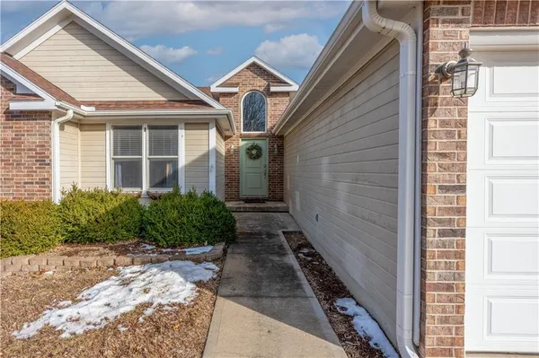 $364,900 | 1219 South Country View Lane, Warrensburg, MO 64093