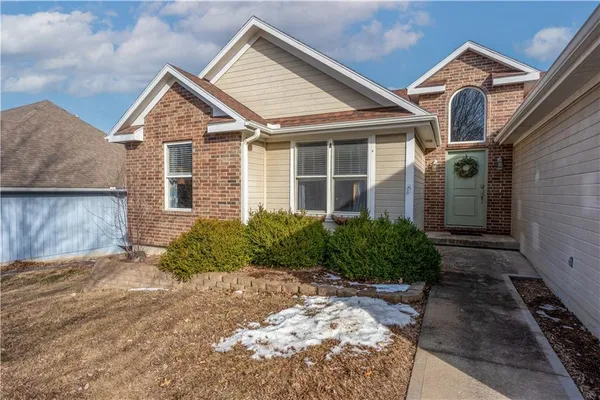 $374,900 | 1219 South Country View Lane, Warrensburg, MO 64093