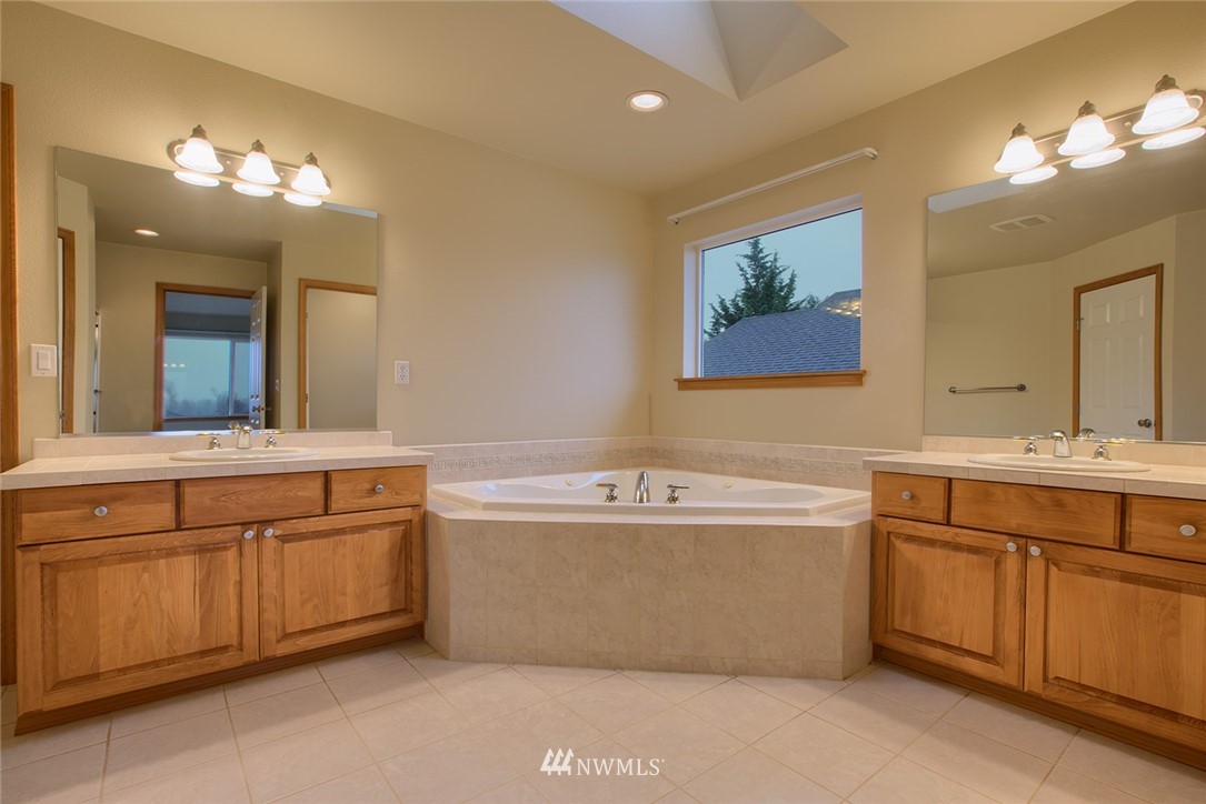 327 Quincy Avenue Northeast Renton, WA 98059 - Photo 11 of 24 Gallery Image 11