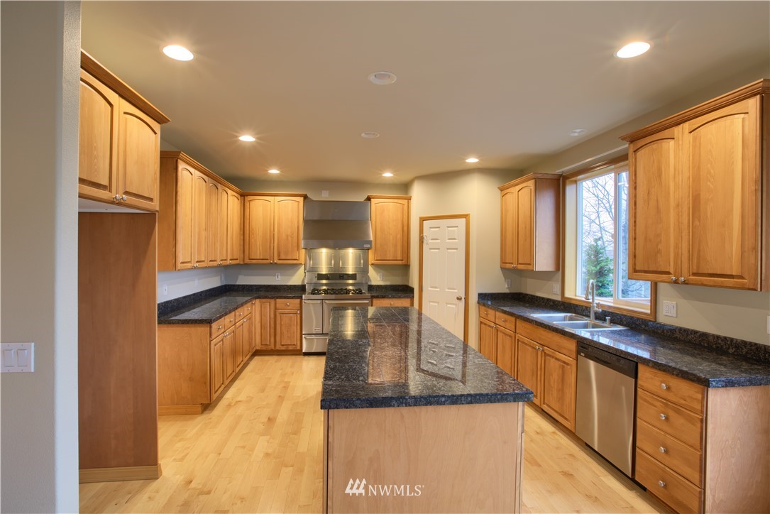 327 Quincy Avenue Northeast Renton, WA 98059 - Photo 3 of 24 Gallery Image 3