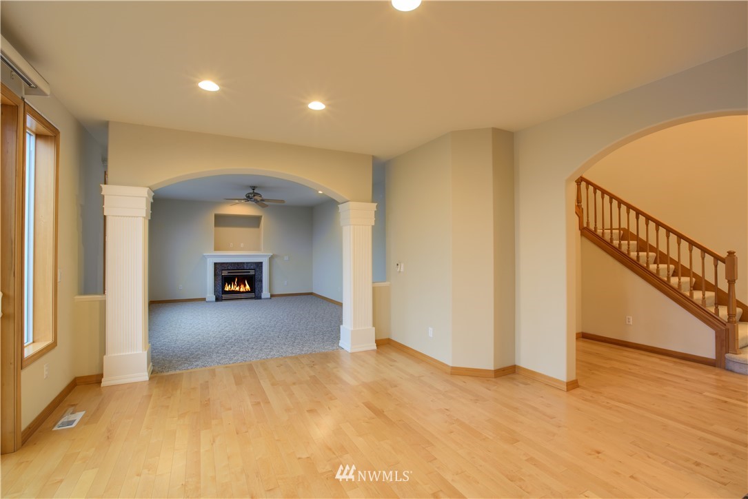327 Quincy Avenue Northeast Renton, WA 98059 - Photo 5 of 24 Gallery Image 5