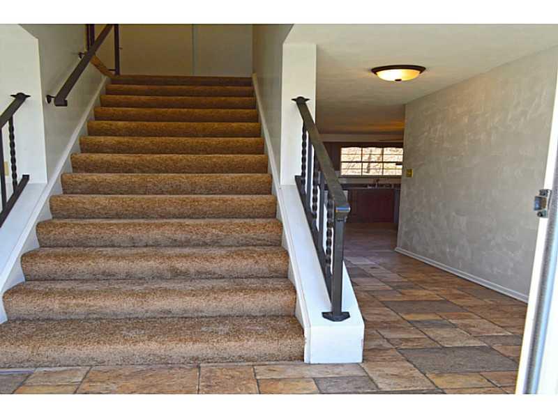 260 Kelly Road Washington, PA 15301 - Photo 2 of 25 Entry/Foyer.