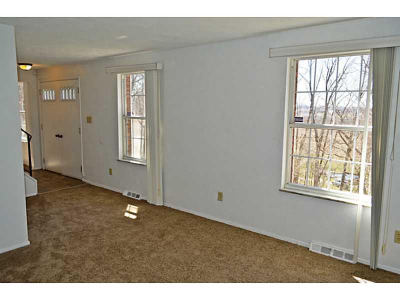 260 Kelly Road Washington, PA 15301 - Photo 4 of 25 Living Room.