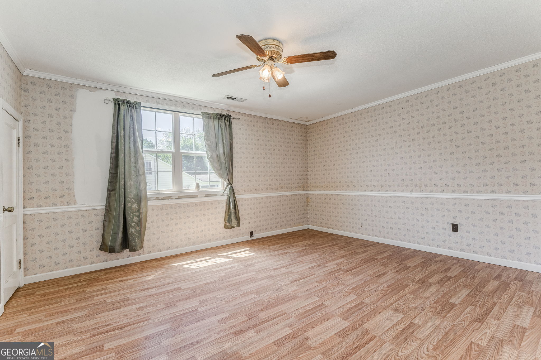 533 Underwood Street Dalton, GA 30721 - Photo 13 of 56 an empty room with wooden floor and windows
