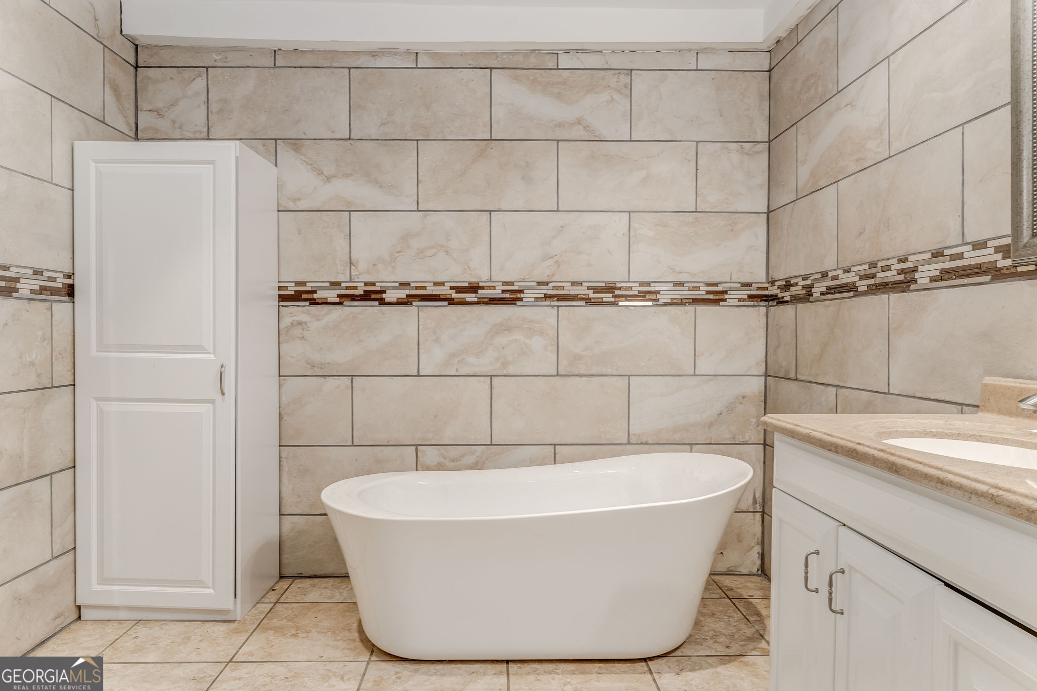 533 Underwood Street Dalton, GA 30721 - Photo 48 of 56 a bathroom with a bathtub