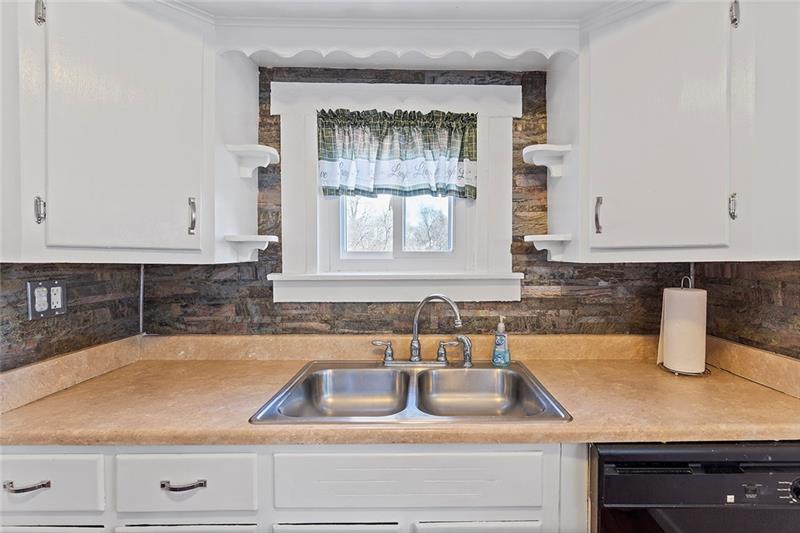 1831 Devonshire Road Coraopolis, PA 15108 - Photo 12 of 23 Gallery Image 12