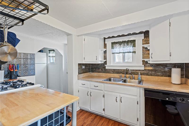 1831 Devonshire Road Coraopolis, PA 15108 - Photo 10 of 23 Gallery Image 10