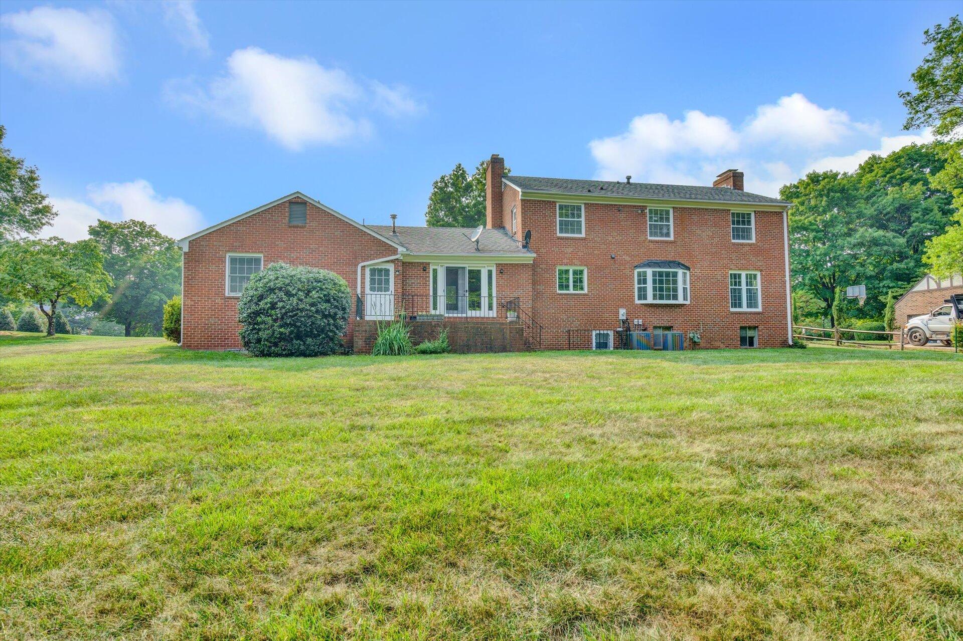 5157 Falcon Ridge Road Roanoke, VA 24018 - Photo 48 of 50 a front view of house with yard and green space