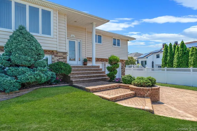 a view of a back yard of the house